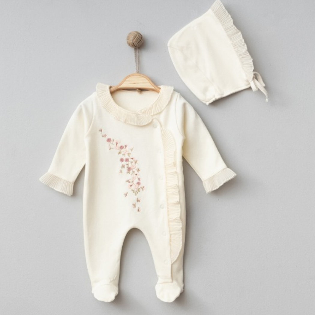 Omnis Pura - Elegant Lace Pleated Girl's Newborn Onesie & Bonnet Set: Cream / 3-6M
