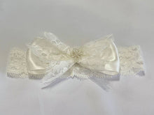 Load image into Gallery viewer, Simply Charming - Antique White Chantilly &amp; Pearl Headband