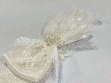 Load image into Gallery viewer, Simply Charming - Antique White Chantilly &amp; Pearl Headband